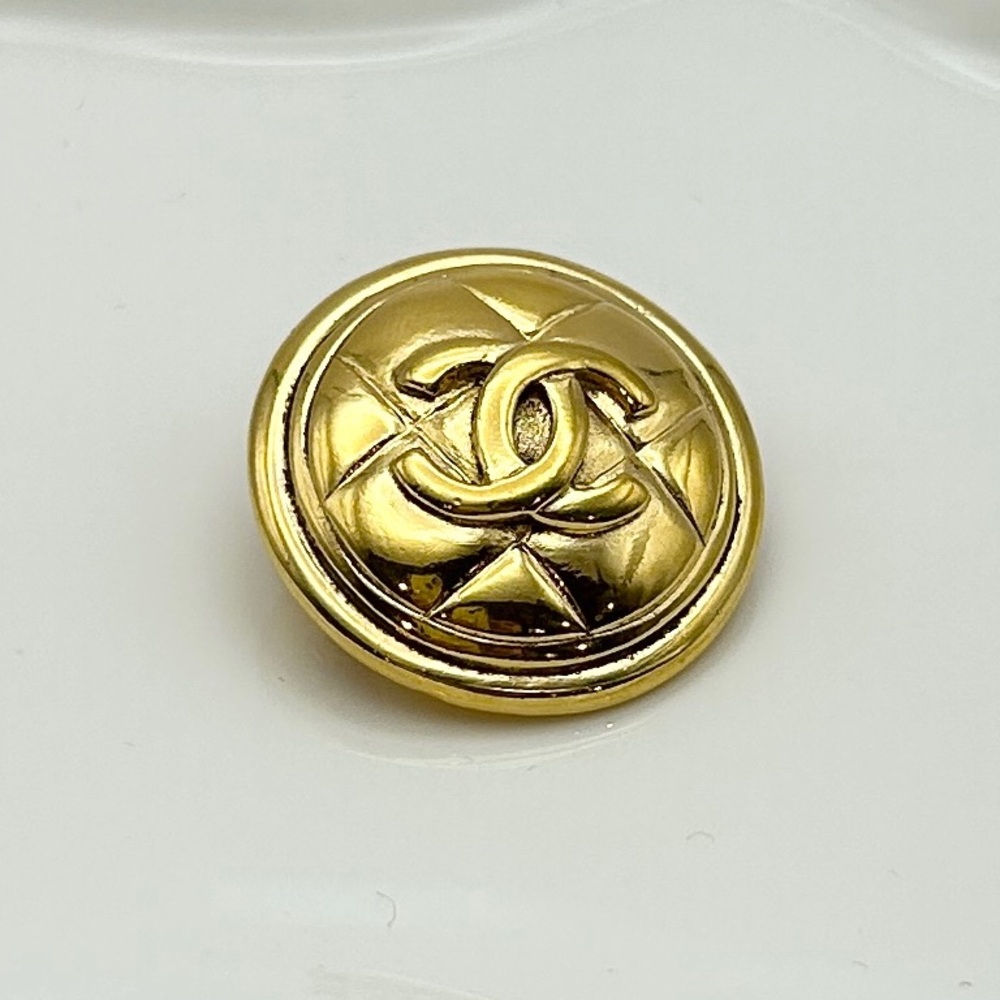 Chanel quilted Vintage Pin in gold with a CC logo as the center piece